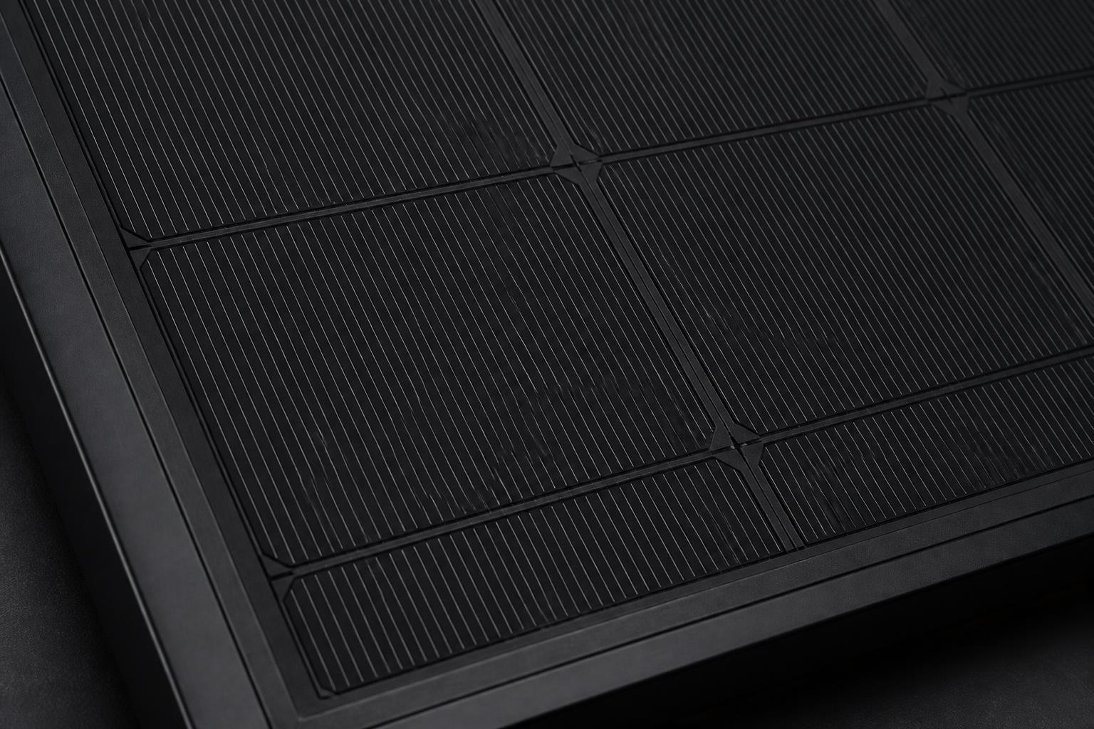 Close-up van een full-black zonnepaneel — zwart frame, zwarte backsheet en zwarte busbars